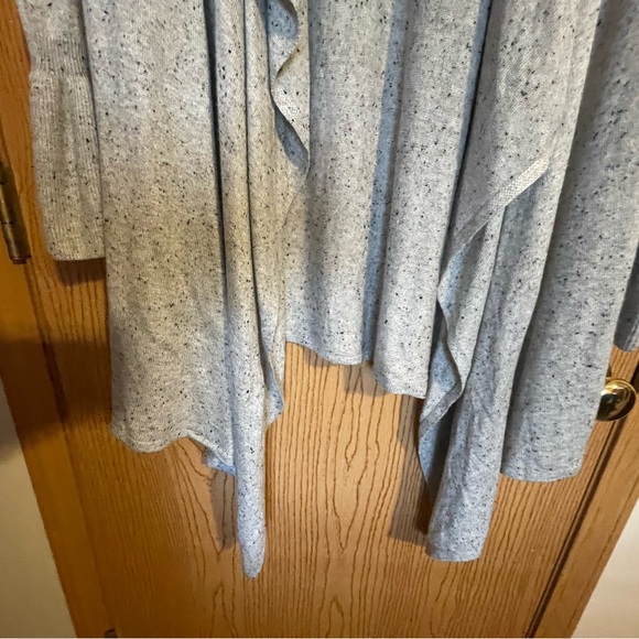 Gray cascading open front cardigan with ruffle cuffed sleeves - Picture 3 of 7